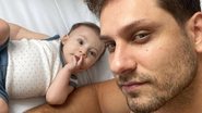 Ex-BBB Eliéser Ambrósio posa na piscina com o filho - Reprodução/Instagram