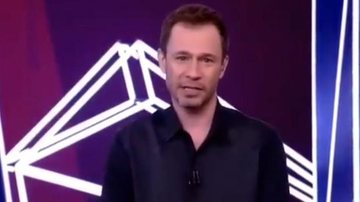 Debochado! Tiago Leifert imita Karol Conká ao vivo - Reprodução/TV Globo