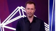 Debochado! Tiago Leifert imita Karol Conká ao vivo - Reprodução/TV Globo
