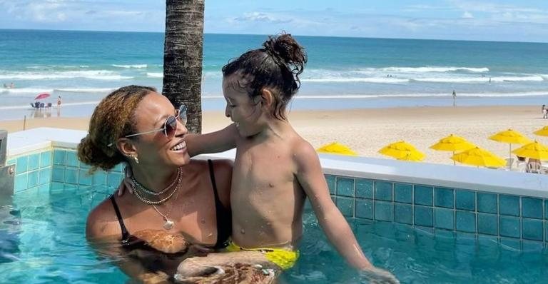 Sheron Menezzes durante viagem com o filho, Benjamin - Foto/Instagram