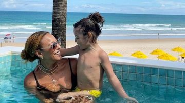 Sheron Menezzes durante viagem com o filho, Benjamin - Foto/Instagram