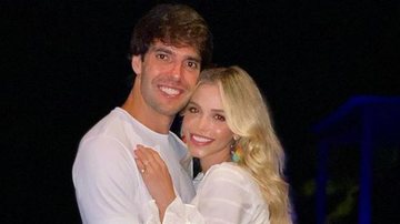 Carol Dias posa com o marido, Kaká, em quadra de tênis - Reprodução/Instagram