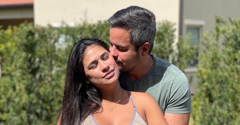 Kaká Diniz posa com a filha recém-nascida: ''Tão amada'' - Reprodução/Instagram