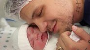 Saulo Poncio surge dormindo com o filho caçula e encanta - Reprodução/Instagram