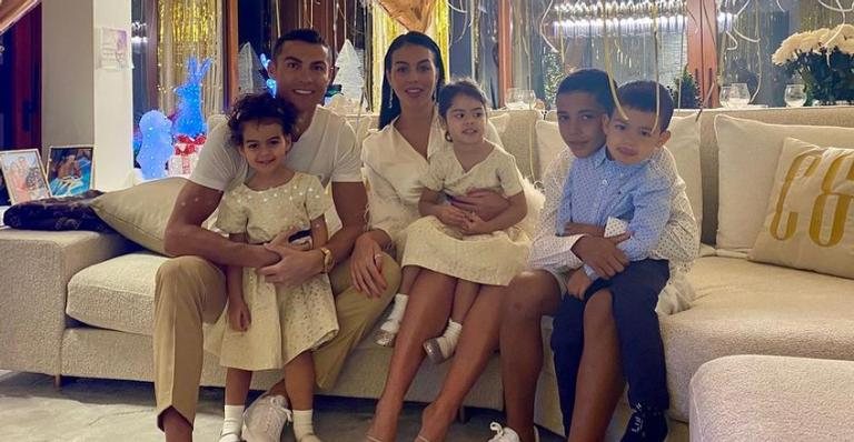 Cristiano Ronaldo posa coladinho com sua família - Reprodução/Instagram