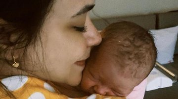 Talita Younan compartilha lindo clique amamentando a filha - Reprodução/Instagram