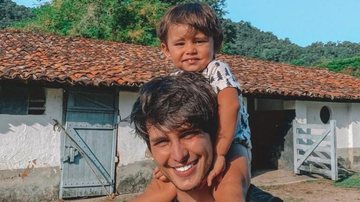 Bruno Guedes toma banho no chuveiro com o filho e encanta - Reprodução/Instagram