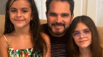 Luciano Camargo diverte web ao jogar cartas com as filhas - Reprodução/Instagram