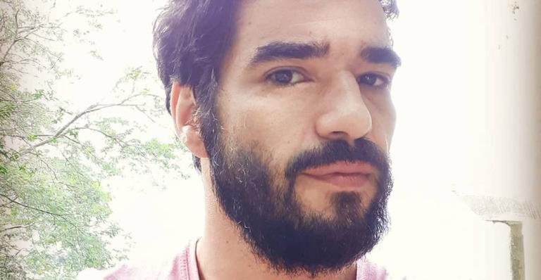 Caio Blat surpreende com barba longa em clique no Vidigal - Reprodução/Instagram