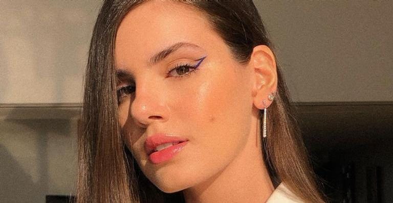 Camila Queiroz posa nos bastidores de 'Casamento Às Cegas' - Reprodução/Instagram