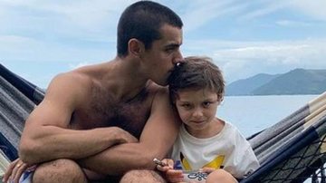 Felipe Simas escreve linda mensagem ao compartilhar registro em que surge interagindo com o filho mais velho, Joaquim - Reprodução/Instagram