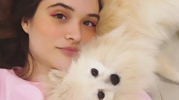 Juliana Paiva surge agarradinha com seu cachorrinho - Reprodução/Instagram