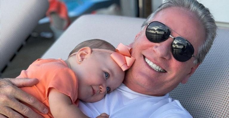 Roberto Justus surge se divertindo com a filha caçula, Vicky - Reprodução/Instagram