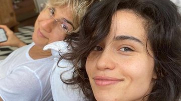 Em clima de romance, Nanda Costa posa deitada com a esposa - Reprodução/Instagram