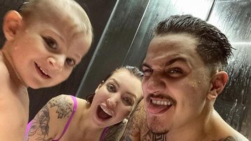 Christian Figueiredo posa na piscina com a esposa e o filho - Reprodução/Instagram