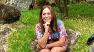 Susana Vieira eleva as expectativas de seus seguidores ao compartilhar um lindo clique em que surge toda sorridente durante a revisão de sua biografia - Reprodução/Instagram