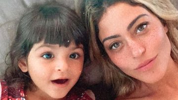 Carol Castro posa para clique divertido com a filha, Nina, e fãs se derretem - Reprodução/Instagram