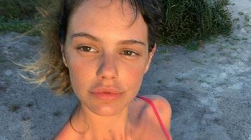 Laura Neiva posa com uma enxada e arranca elogios - Reprodução/Instagram