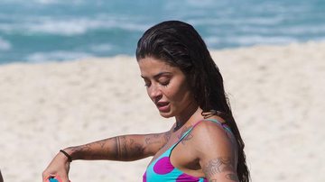 Aline Riscado eleva temperatura ao ser flagrada em dia de praia - Fabricio Silva/AgNews