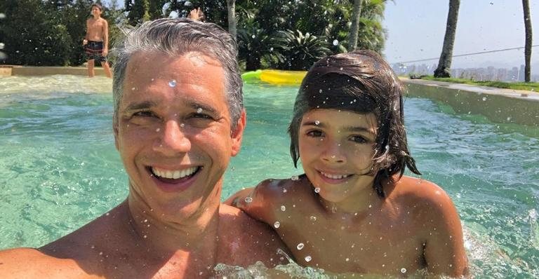 Marcio Garcia flagra o filho, João brincando na cozinha - Reprodução/Instagram