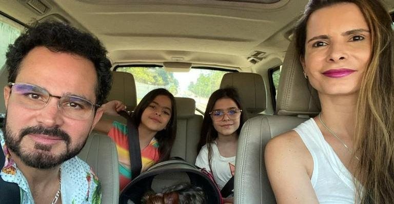 Em casa, Flavia Camargo mostra momento de fé de sua família - Reprodução/Instagram