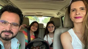 Em casa, Flavia Camargo mostra momento de fé de sua família - Reprodução/Instagram
