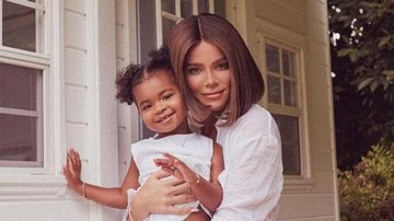 Khloé Kardashian posa no espelho com a filha e encanta web - Reprodução/Instagram