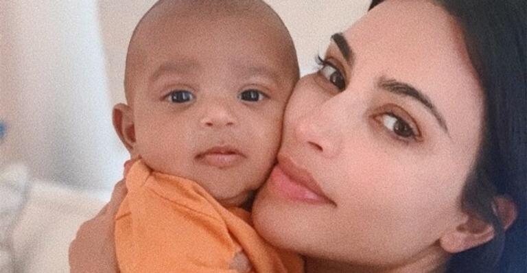 Kim Kardashian arranca suspiros dos fãs com clique de Psalm com cachorrinho - Reprodução/Instagram