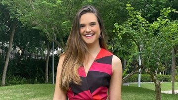 Juliana Paiva posa ao lado de seu bolinho de aniversário - Reprodução/Instagram