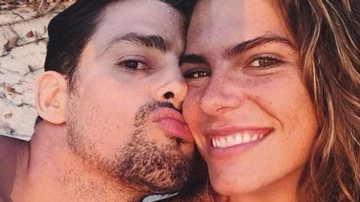 Mariana Goldfarb posa com o marido, Cauã Reymond, na praia - Reprodução/Instagram