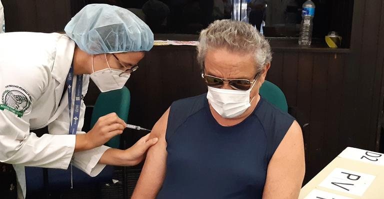 Aos 71 anos, Zé Ramalho é vacinado contra a Covid-19 - DANIEL DELMIRO/ JC PEREIRA/ AGNEWS