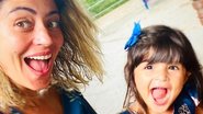 Carol Castro posa agarradinha com a filha e fãs se derretem - Reprodução/Instagram