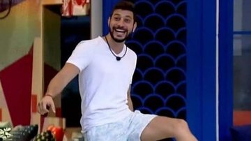 BBB21: Caio tira a bota ortopédica e comemora - Reprodução/TV Globo
