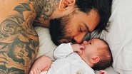 Lucas Lucco encanta ao postar clique com o filho no colo - Reprodução/Instagram