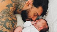 Lucas Lucco posa ao lado do filho em seu aniversário - Reprodução/Instagram