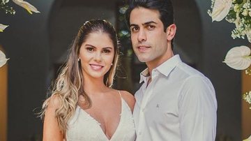 Bárbara Evans posa com o marido, Gustavo Theodoro, na praia - Reprodução/Instagram