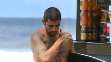 Após dia de surfe, Pedro Scooby é flagrado no Rio e exibe barriga trincada - Delson Silva/AgNews