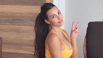 Kim Kardashian posa sorridente ao curtir um delicioso dia de praia - Reprodução/Instagram