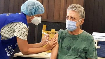 Chico Buarque toma a segunda dose da vacina contra a Covid-19 - Daniel Delmiro / AgNews