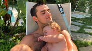 Felipe Simas compartilha interessante reflexão ao posar para lindo registro com o filho caçula, Vicente - Reprodução/Instagram
