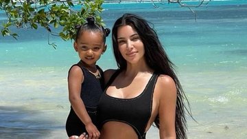 Kim Kardashian esbanja amor e carinho ao posar para uma linda sequência de registros com a filha, Chicago - Reprodução/Instagram