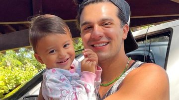 Luan Santana posa sorridente na companhia de seu linda afilhada, Sophie - Reprodução/Instagram