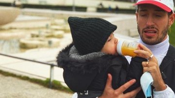 Vinicius Martinez exibe momento de carinho com o filho, Valentin - Foto/Instagram