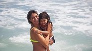 Carol Castro e a filha, Nina curte refrescante ducha em dia de sol e calor - Reprodução/Instagram
