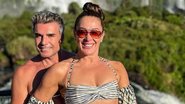 Claudia Raia e Jarbas Homem de Mello posam sorridentes ao aproveitarem refrescante banho de cachoeira - Reprodução/Instagram