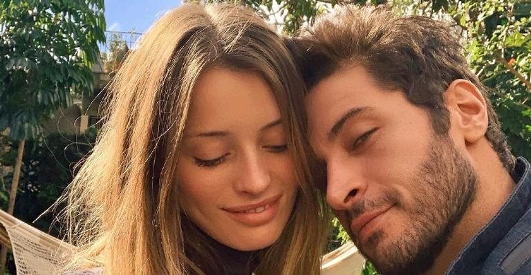 Leandro Lima dá um beijo contemporâneo em Flavia Lucini - Reprodução/Instagram