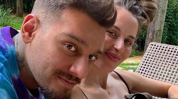 Lorena Carvalho e Lucas Lucco posam agarradinhos com o filho - Reprodução/Instagram