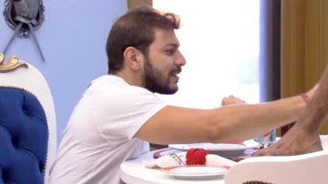 BBB21: No almoço do líder, Caio e João conversam sobre jogo - Divulgação/TV Globo