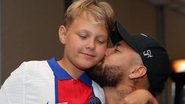 Neymar Jr. se derrete ao compartilhar um lindo registro de seu filho, Davi Lucca, segurando o irmãozinho no colo - Reprodução/Instagram