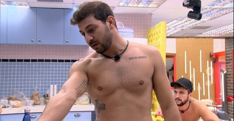 Caio fica irritado com Fiuk ao ver louça na pia - Reprodução/TV Globo